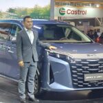 Adam Hu (country head, BYD PH) and Bob Palanca with the BYD eMAX 9 DM-i